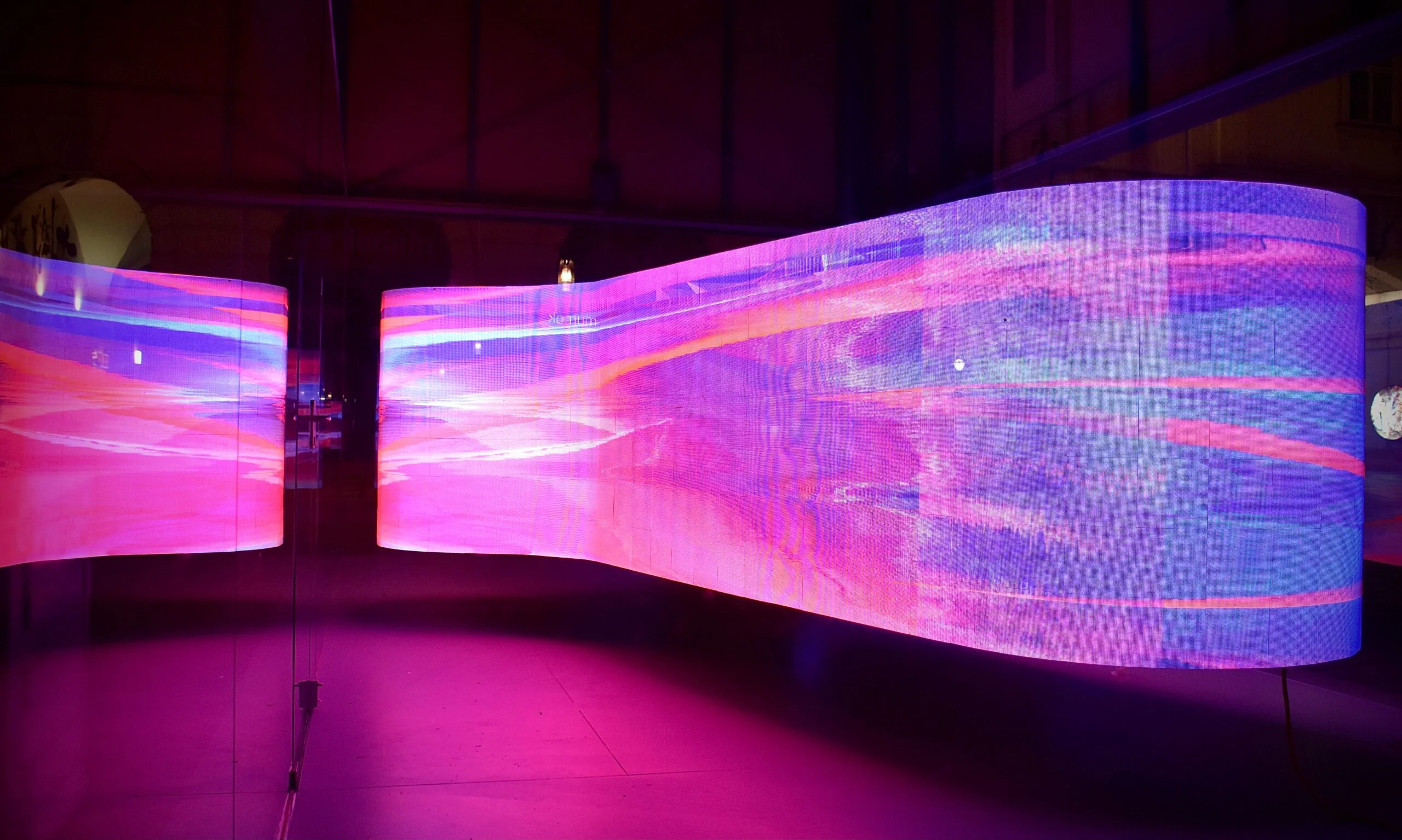 Blog Choosing the Right Curved LED Display!